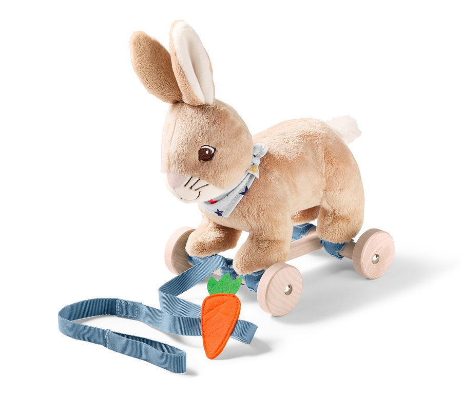 Tahací zajíček na kolečkách s oranžovou mrkví na vodítku.