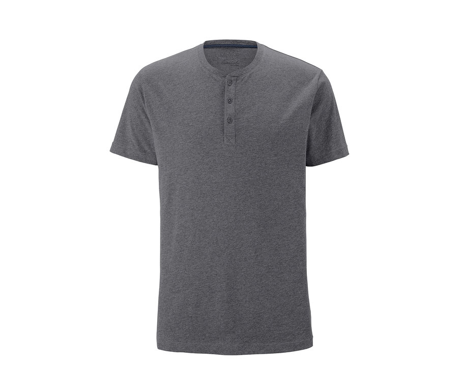 Šedé krátké pyžamo s knoflíky.