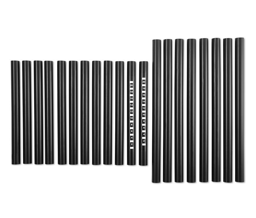 Sada černých házecích her, 2 ks, uspořádaných do řad.