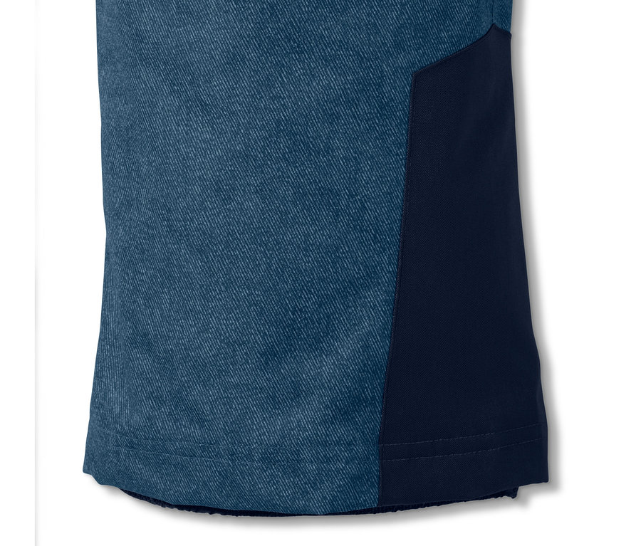 Detail modrých lyžařských kalhot v džínovém vzhledu.