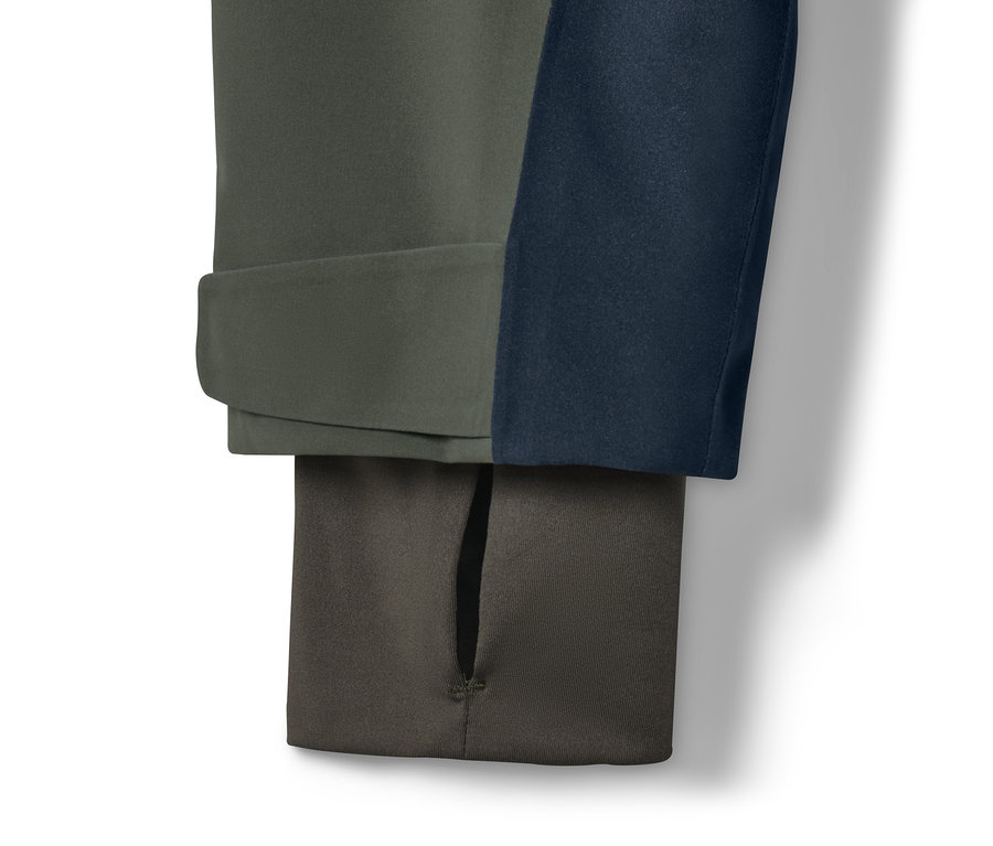 Detail khaki lyžařské bundy.