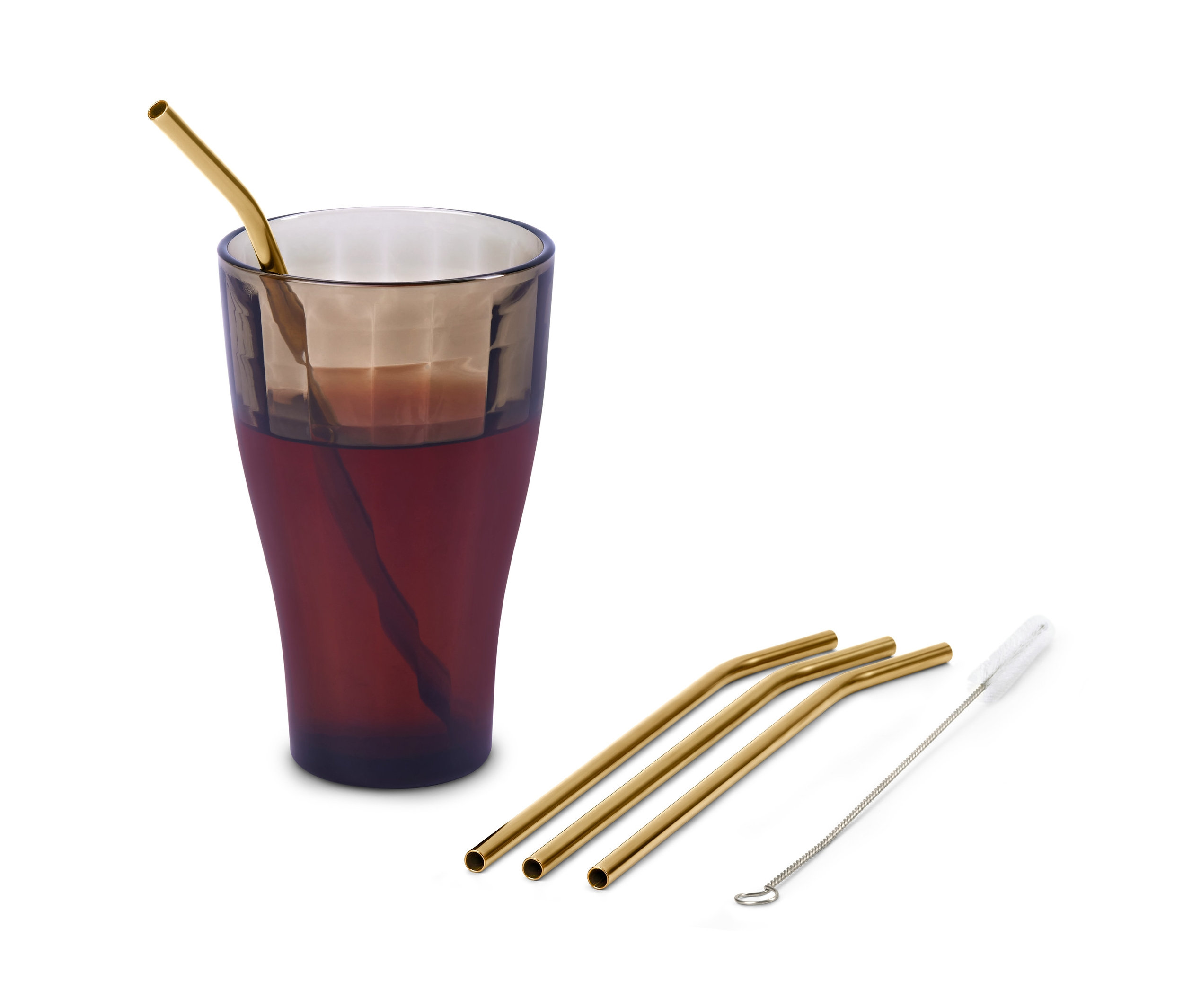 Sklenice s nápojem a kovovou brčkou, vedle leží 3 kovové brčka a čisticí kartáček.