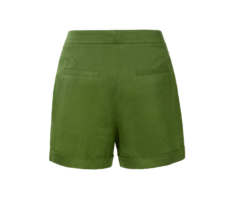 Detail zadní strany zelených šortek ze lněné směsi.