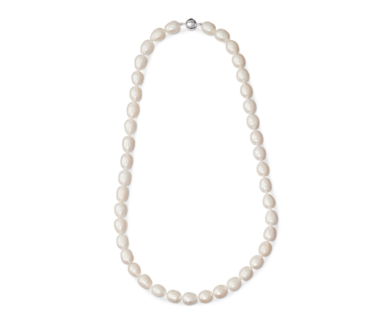Náhrdelník z uměle pěstovaných sladkovodních perel na bílém pozadí.