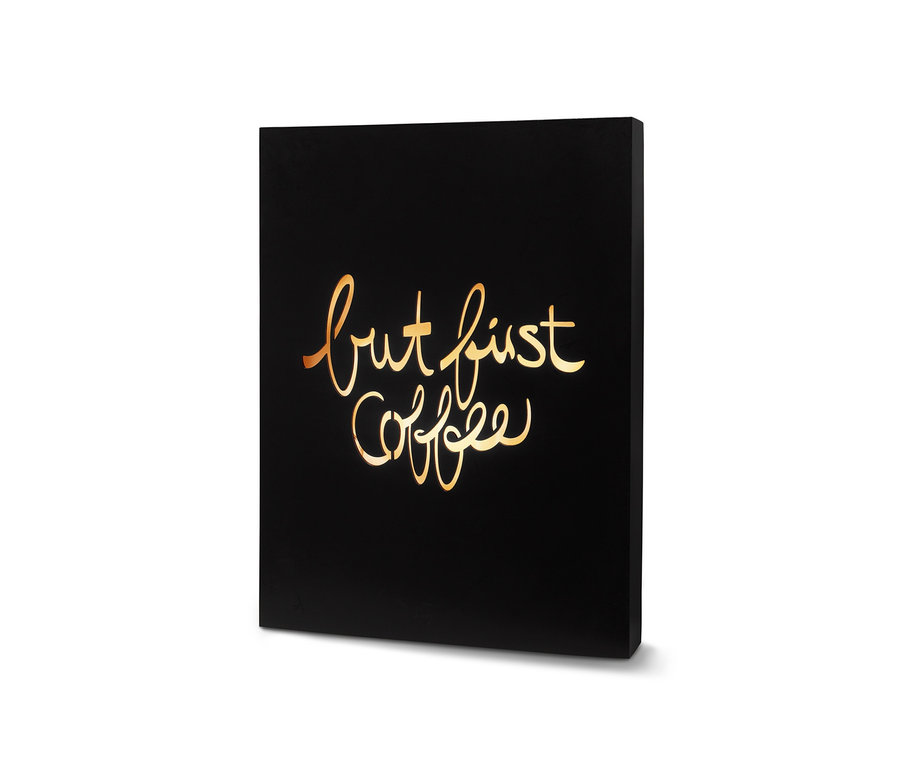 Černý světelný box s LED »But first coffee« se zlatým nápisem.