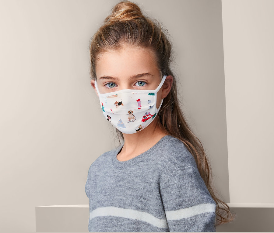 Portrét dívky s dětskou ochrannou rouškou se vzorem.
