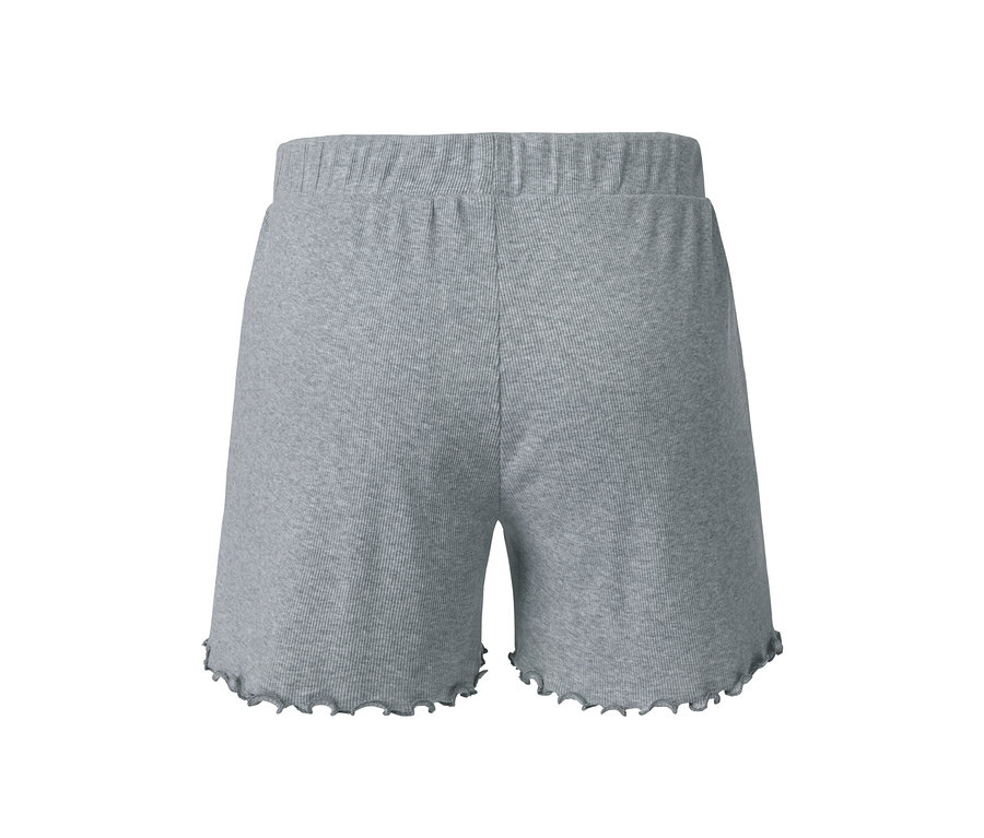 Detail šedých žebrovaných šortek.