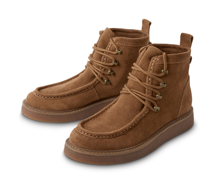 Hnědé kotníčkové boty z velurové kůže s hnědou podrážkou a šněrováním.