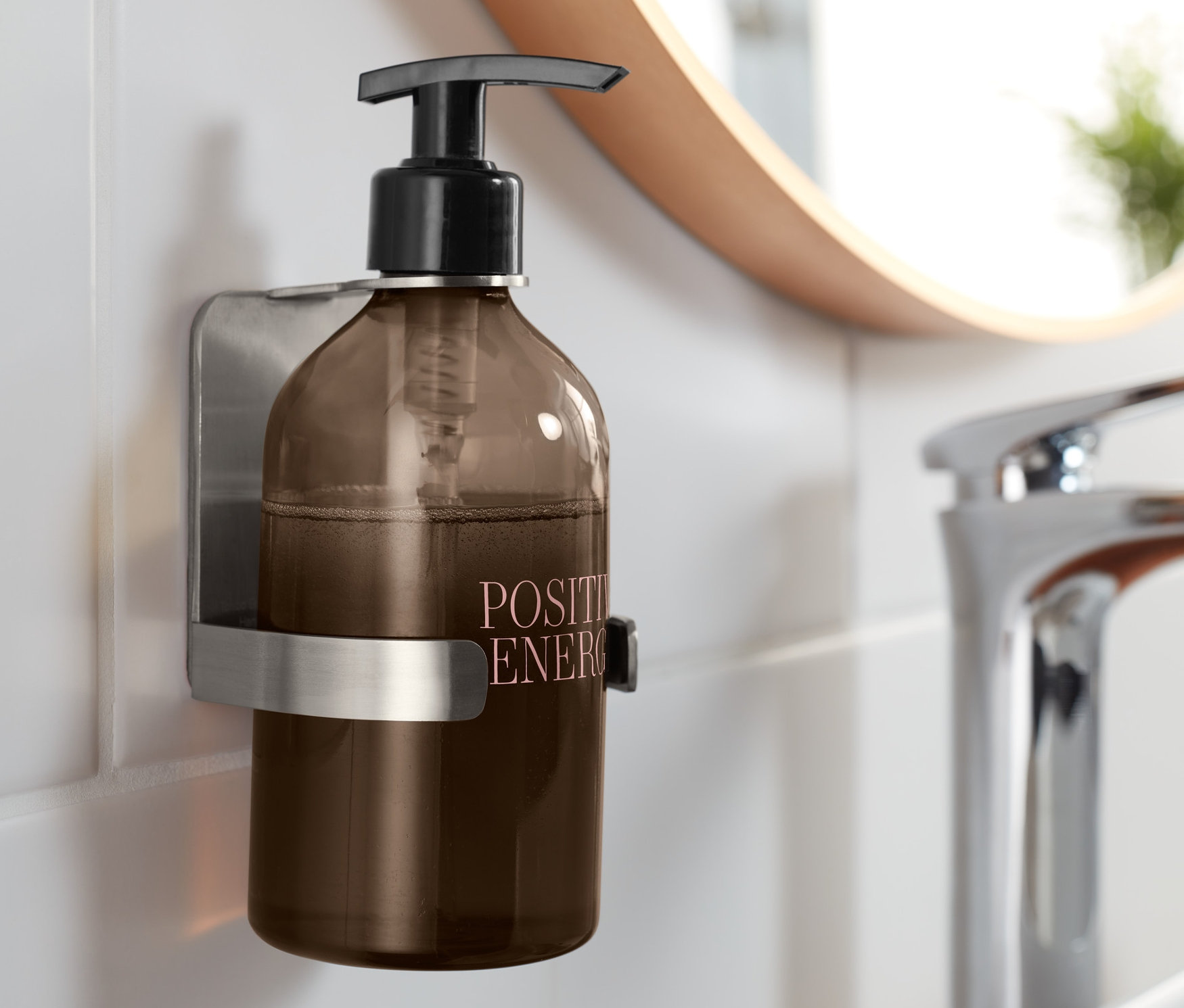 Hnědý dávkovač mýdla s černou pumpičkou v držáku.