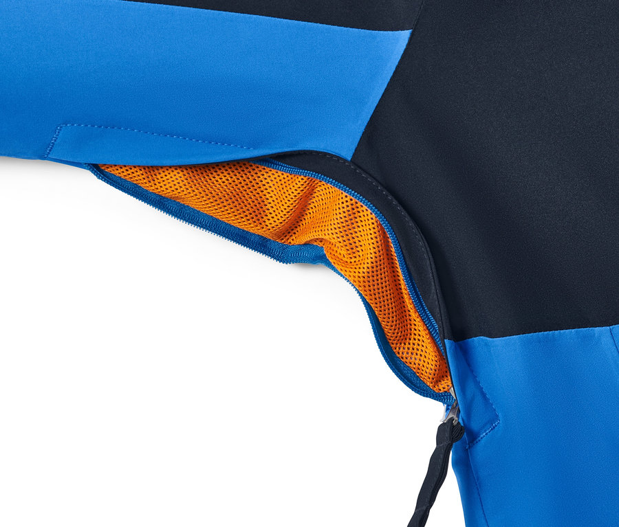 Detail modré lyžařské bundy se zipem a oranžovou podšívkou.