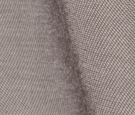 Detail saténové halenky.