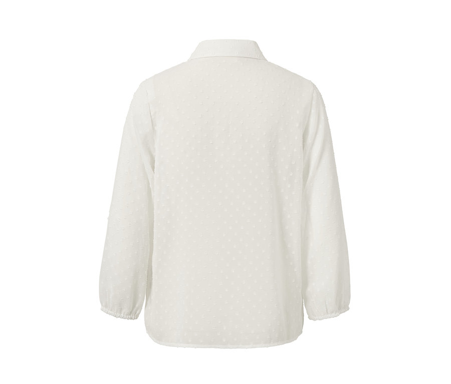 Detail zadní strany puntíkované tkané halenky.