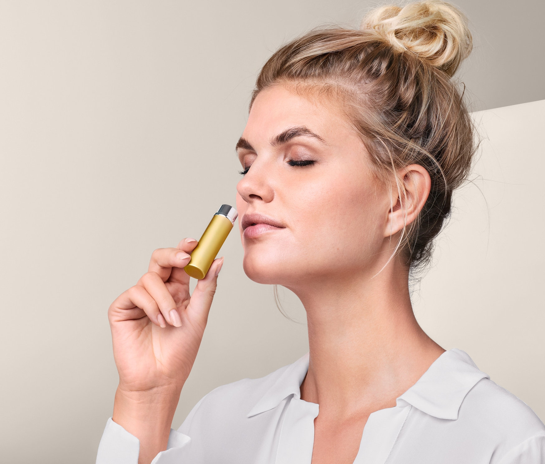 Žena používá kapesní inhalátor.