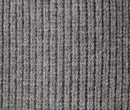 Detailní záběr na texturu šedého kardiganu z hrubé pleteniny.