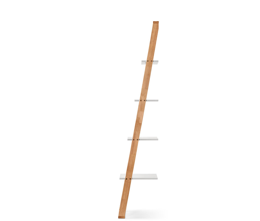 Úzký žebříkový regál s pěti policemi.