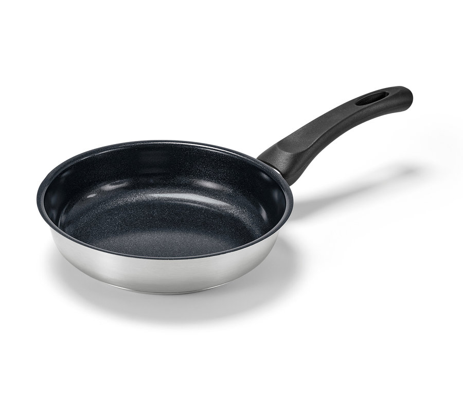 Nerezová pánev s kvalitním keramickým povrchem, průměr cca 20 cm.