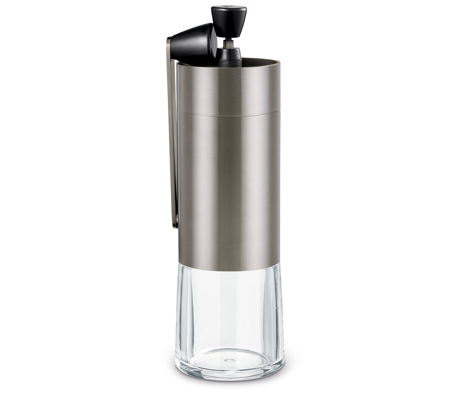 Stříbrný ruční mlýnek na kávu.