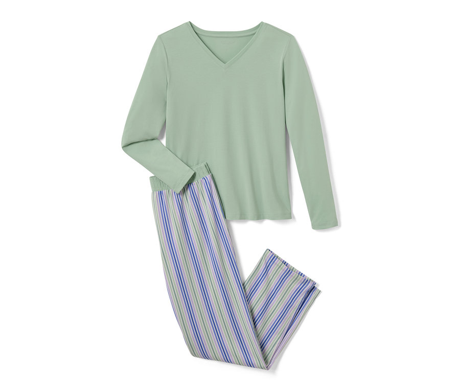 Zelené pyžamo s dlouhým rukávem a pruhované kalhoty.