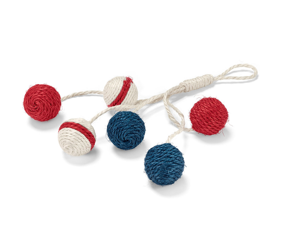 Hračka pro kočky »Chrastítko« s červenými, bílo-červenými a modrými míčky na provázku.