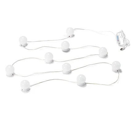 Bílý LED světelný řetěz s USB konektorem na bílém pozadí.