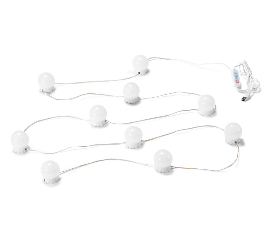 Bílý LED světelný řetěz s USB konektorem na bílém pozadí.