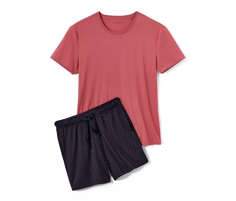 Krátké pyžamo s modalem: korálové tričko a tmavě modré šortky s potiskem.