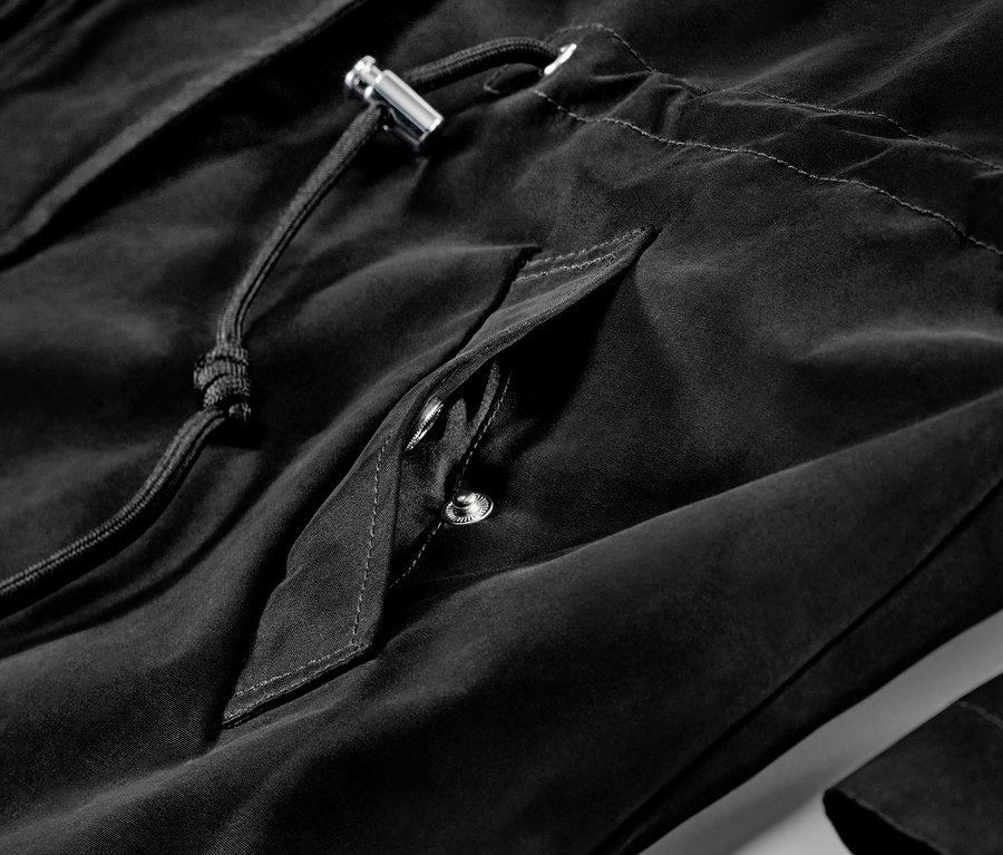 Detail černé parky s kapucí.