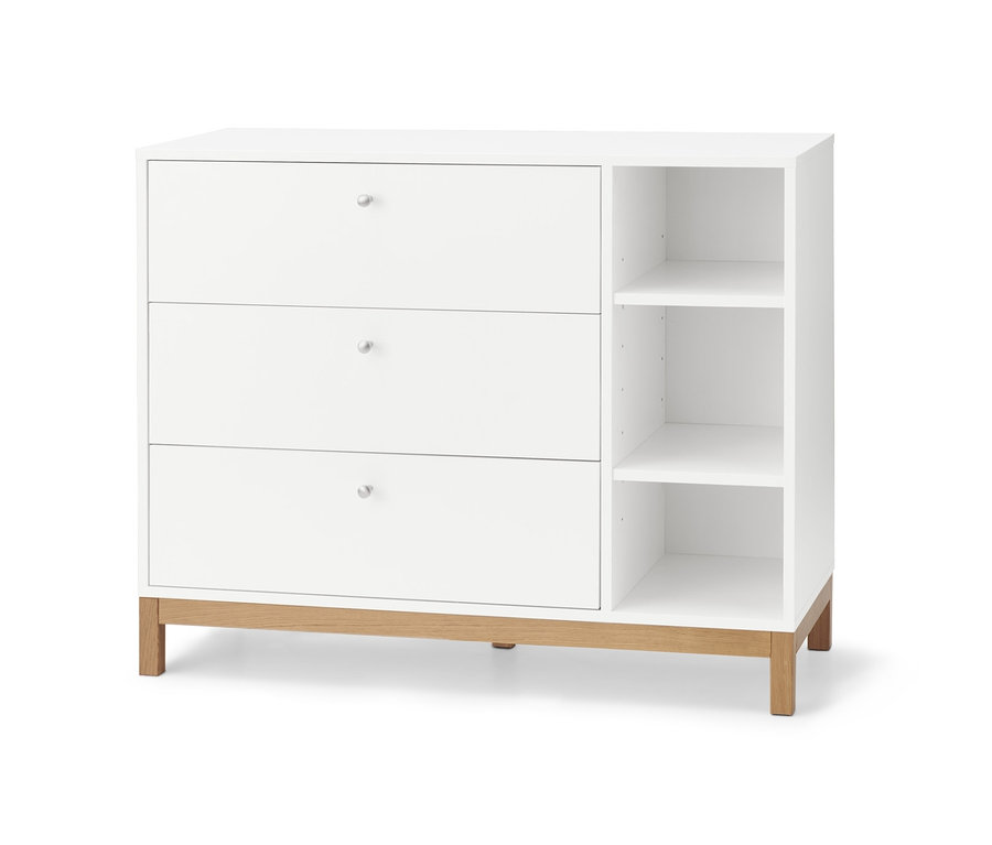 Bílá komoda se třemi zásuvkami a otevřenými policemi.