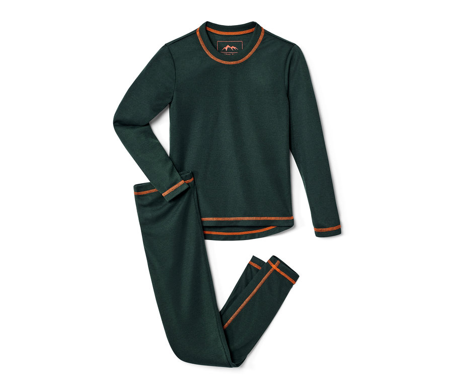 Tmavě zelené dětské lyžařské a zimní spodní prádlo s oranžovým prošíváním leží na bílém pozadí.