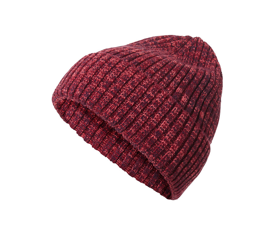 Detail fialovo-červené pletené čepice.