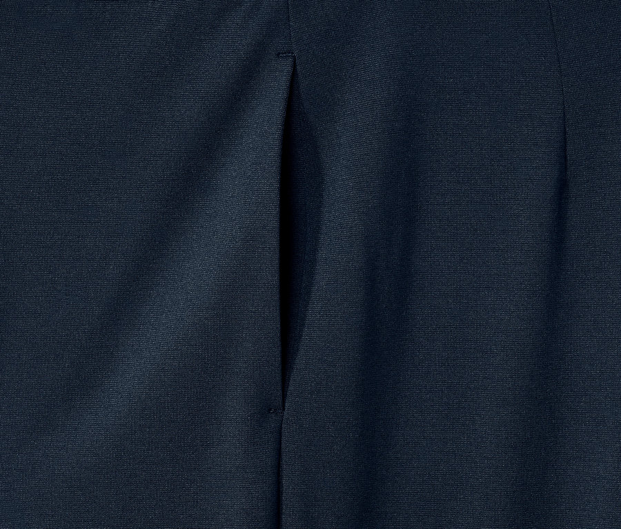 Detailní záběr na pohodlné žerzejové kalhoty.