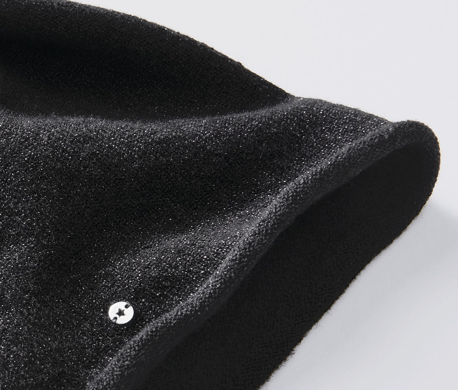 Detailní pohled na černou čepici beanie z jemného úpletu se třpytivým efektem.