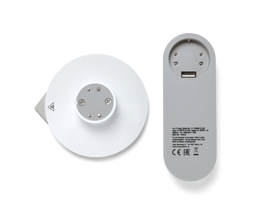 Detail akumulátorové žehličky a powerbanky na bílém pozadí.