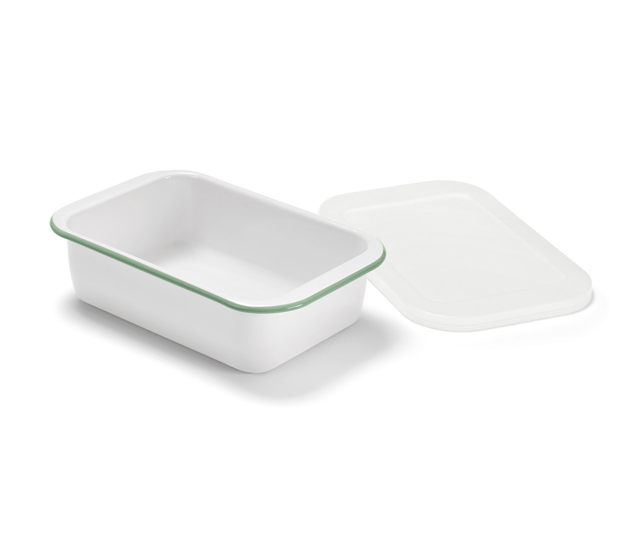 Smaltovaná zapékací forma s víkem a malá smaltovaná zapékací forma s víkem leží vedle sebe.