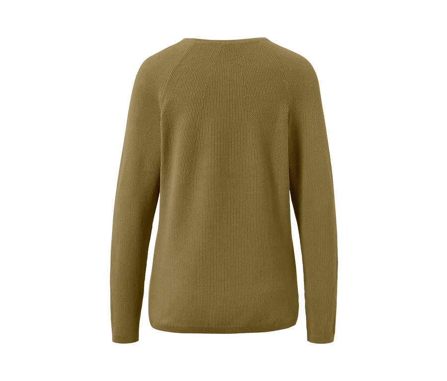 Zadní pohled na pletený svetr.