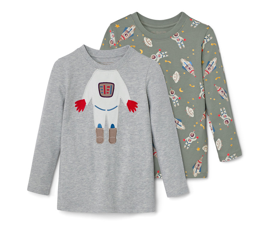 Dvě trička s dlouhým rukávem: šedé tričko s obrázkem kosmonauta a zelené tričko s potiskem kosmonautů a raket.