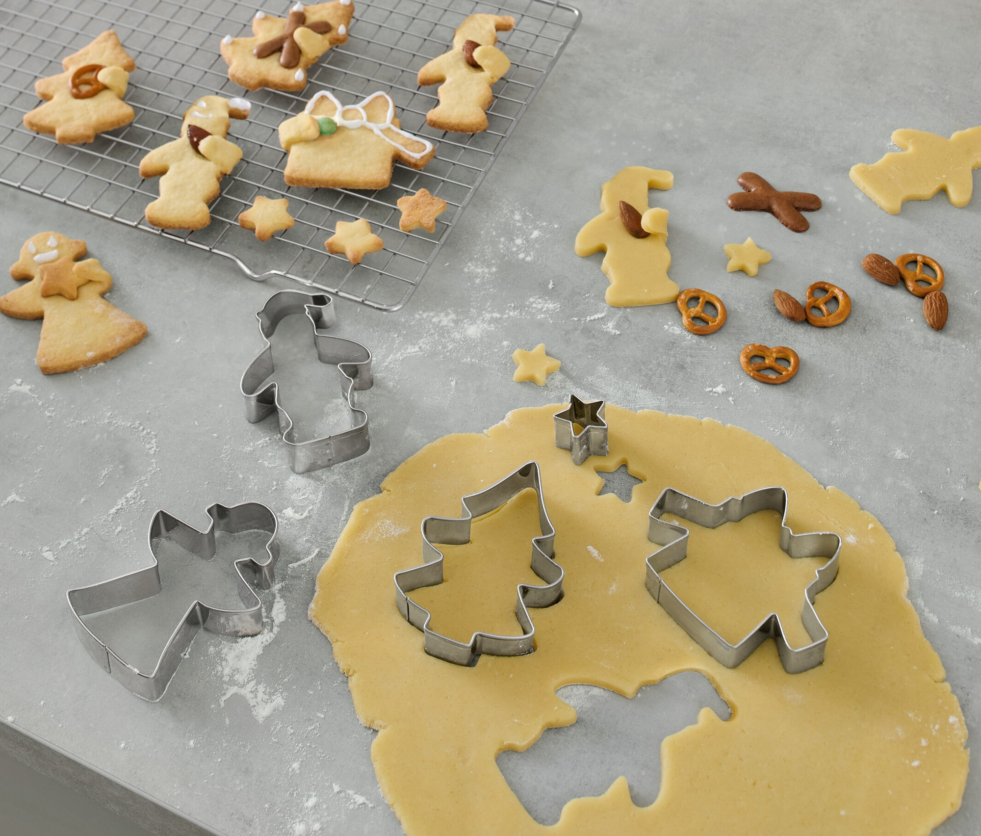 Vykrajovátka na cukroví, 5 ks, leží na vále a vykrajují tvary z těsta na sušenky.