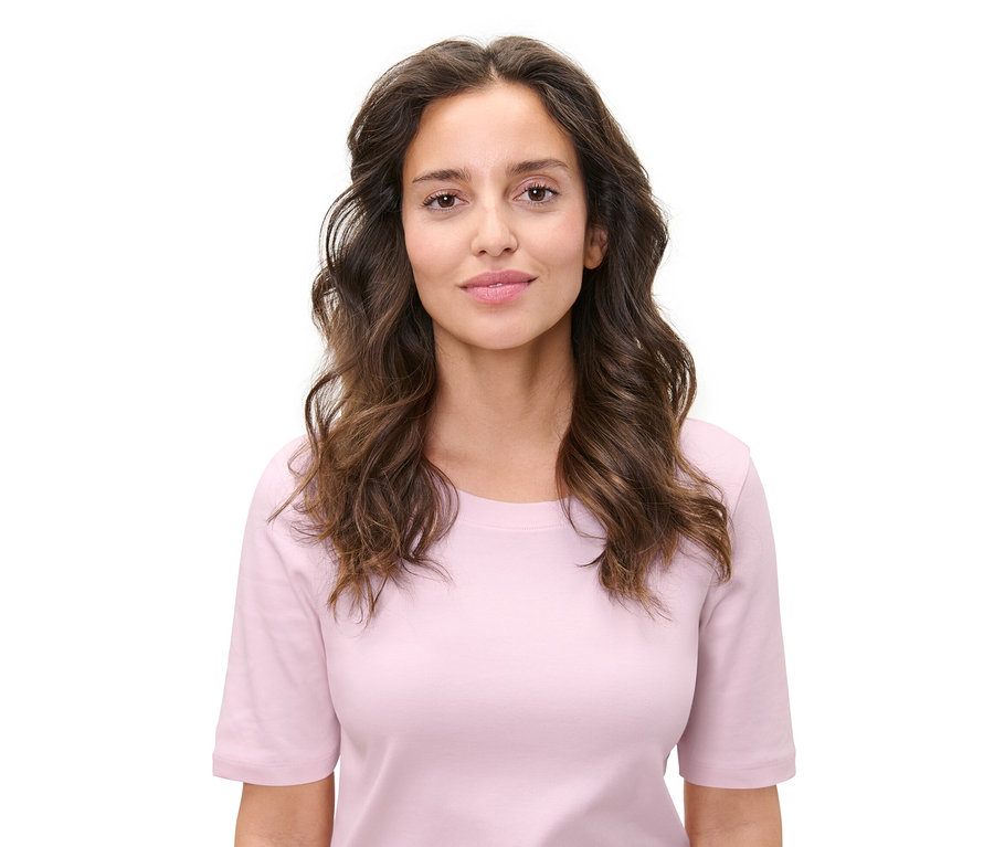 Portrét ženy s vlnitými vlasy. Sada pro natáčení vlasů bez použití tepla je zřejmě použita k vytvoření tohoto účesu.