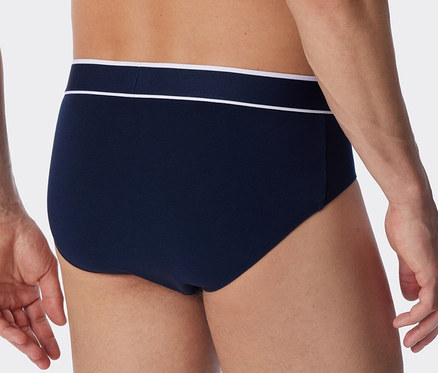 Muž má na sobě tmavě modré slipy Rio s biobavlnou SCHIESSER, 3 ks.