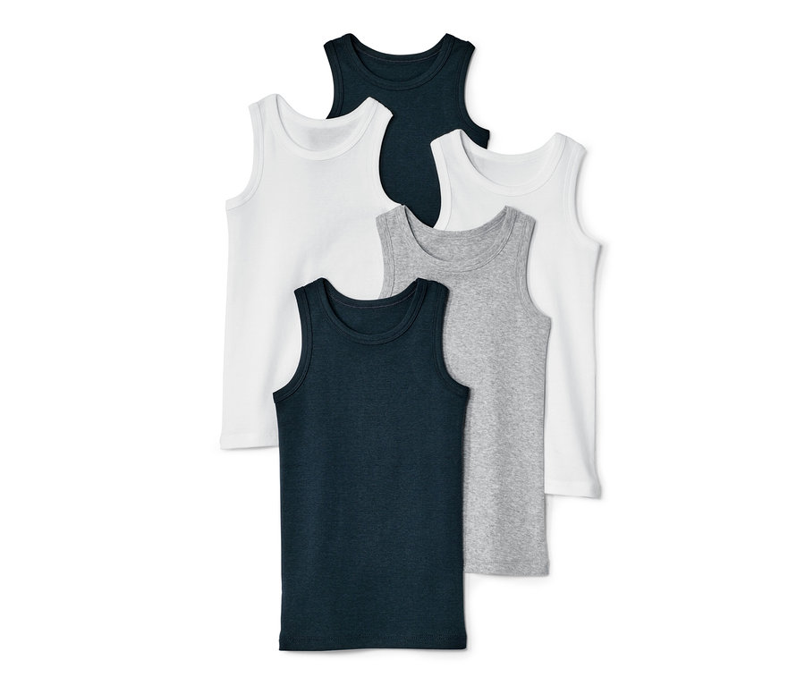 Pět chlapeckých nátělníků v bílé, šedé a tmavě modré barvě.