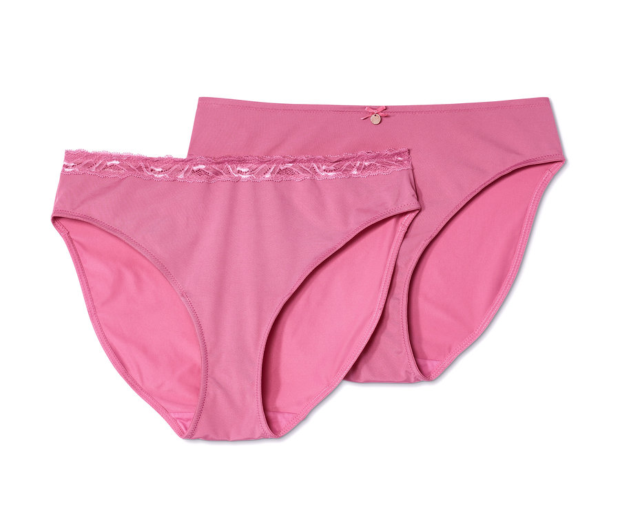 Dvoje světle růžové kalhotky.