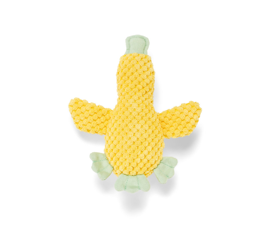 Plyšová hračka pro psy »Malá kachna« žluté barvy s detaily v světle zelené barvě leží na bílém pozadí.