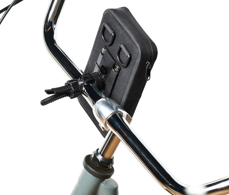Černá taška na smartphone 2 v 1 připevněná na řídítkách kola.