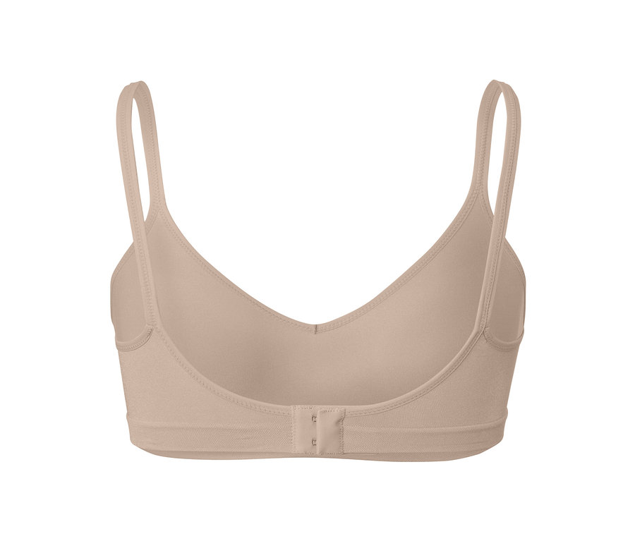 Detailní pohled zezadu na béžovou bezešvou měkkou podprsenku.