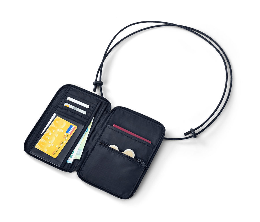 Otevřená černá náprsní taška s různými přihrádkami, v kterých jsou bankovky, mince, kreditní karta a pas.