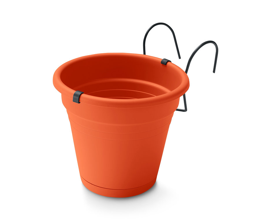 Oranžový květináč k zavěšení na balkón s černým kovovým držákem.