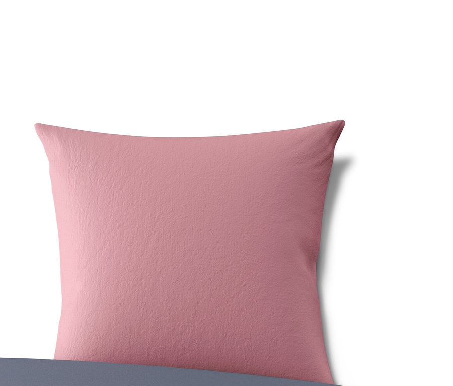 Růžové flanelové povlečení z mikrovlákna standardní velikosti s šedou dekou a polštářem.
