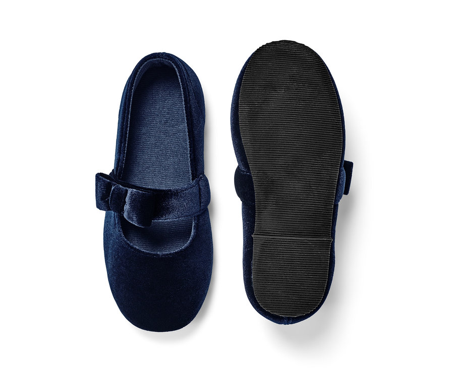 Tmavě modré dívčí sametové balerínky. Jedna je položená podrážkou nahoru.