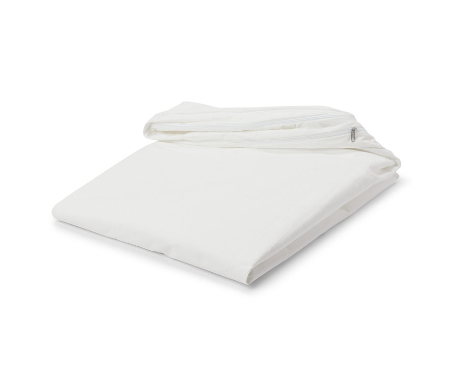 Složený bílý potah na matraci proti roztočům.