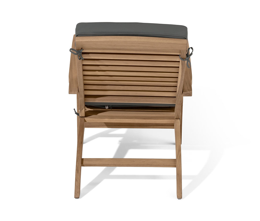 Pohled zezadu na dřevěné lehátko s výsuvnou podnožkou a šedou poduškou.